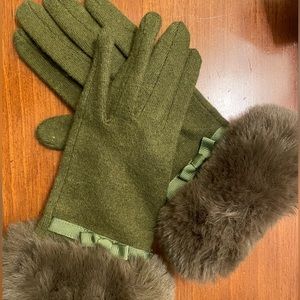 Touchscreen-friendly, timeless wool gloves with faux fur trim!  Ladies S/M💕